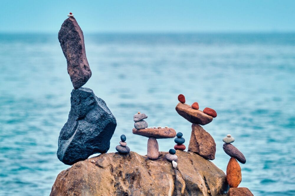 Piedras apiladas en equilibrio, imagen de las tarjetas regalo de masaje de Quiroesencia