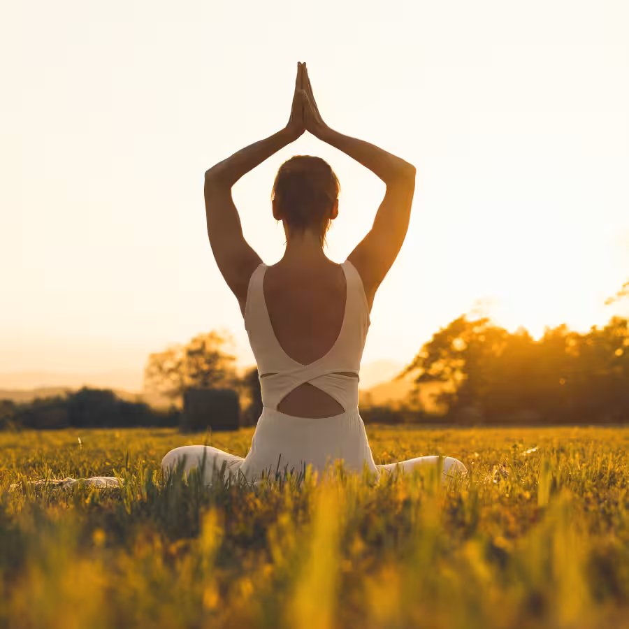 Persona en momento de relajación durante práctica de yoga en Quiroesencia Granada