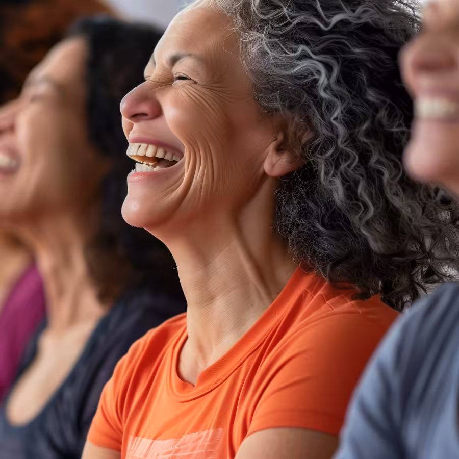 Practicante de yoga sonriente en Quiroesencia Granada
