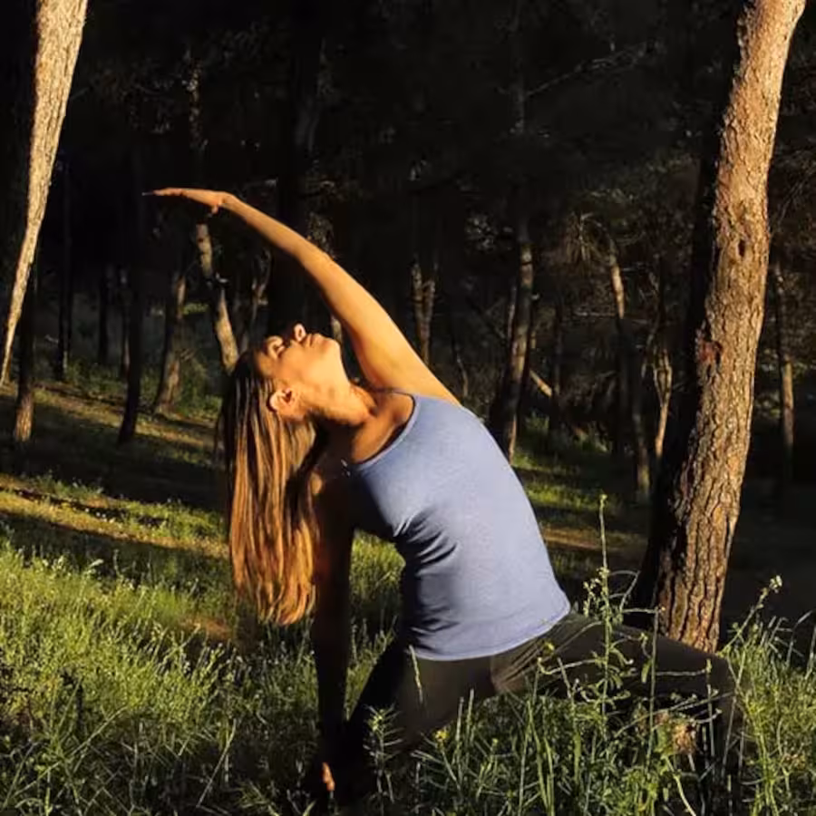 Sesión de yoga en Granada — práctica grupal en estudio de Quiroesencia