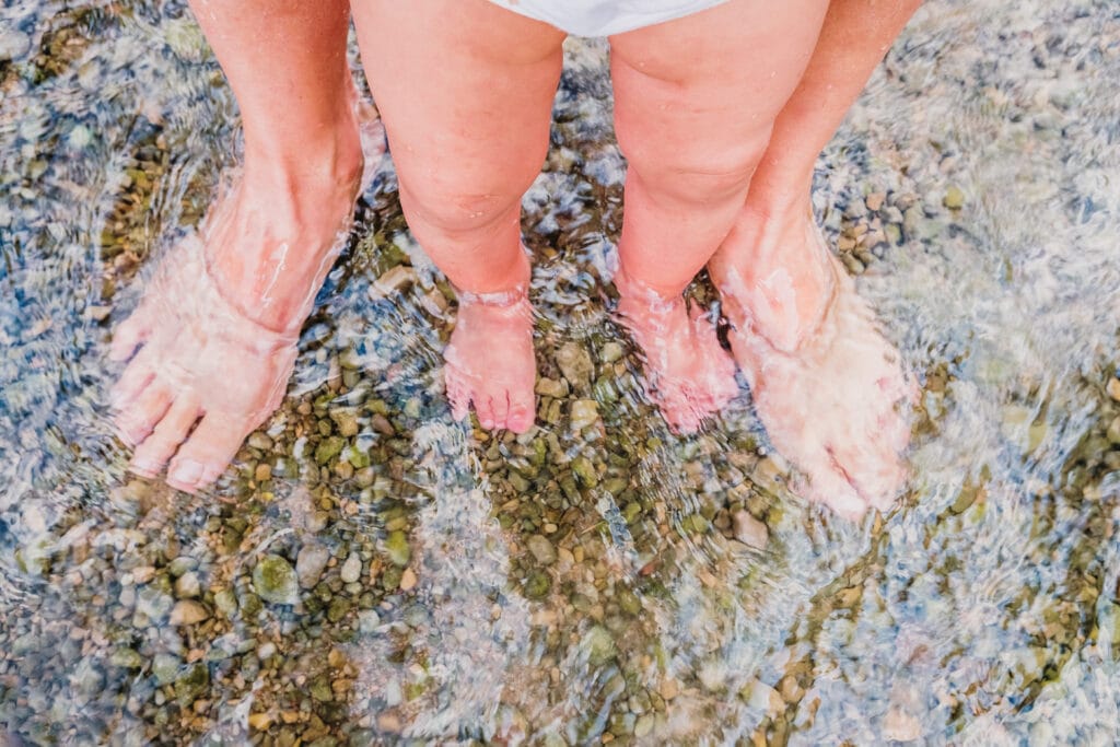 Pies descalzos en agua fresca, sensación de ligereza en las piernas