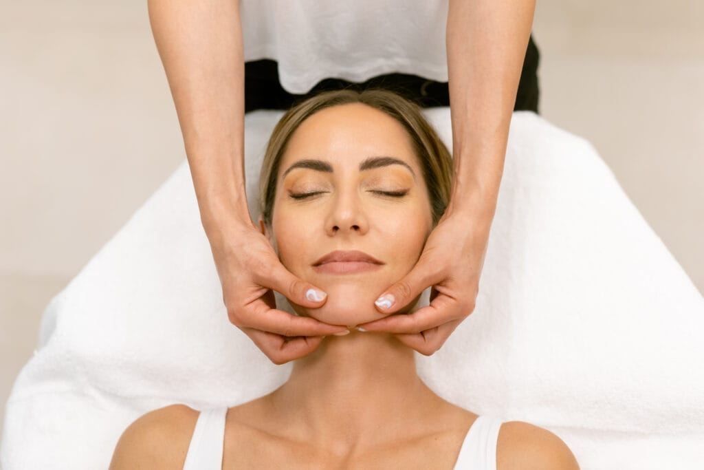 Masaje facial Kobido en el centro Quiroesencia Granada — técnica japonesa de bienestar facial