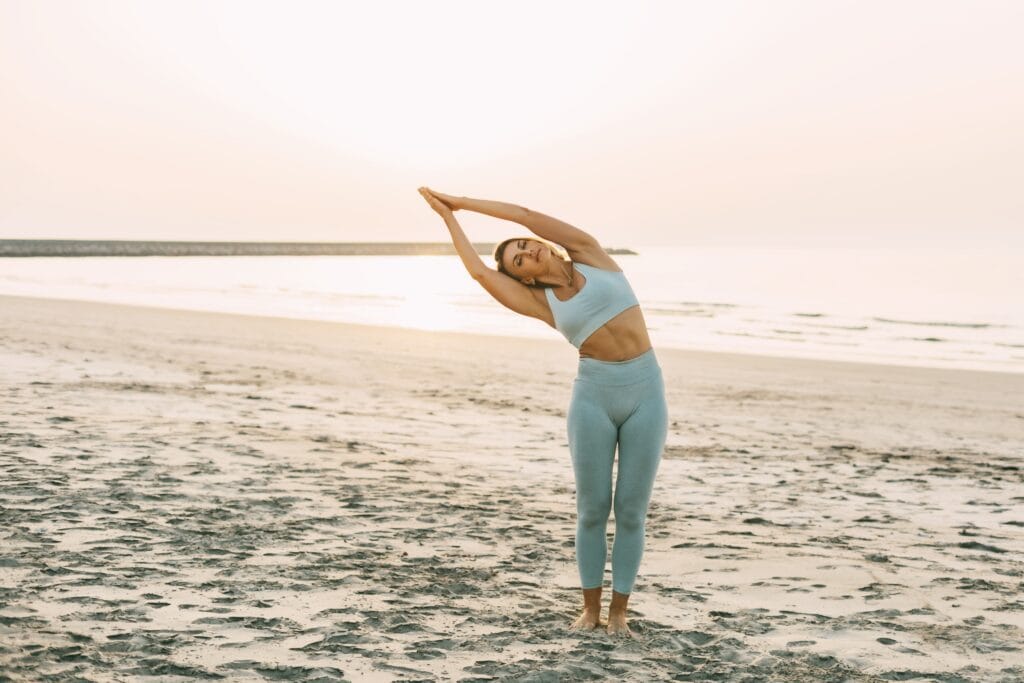 Práctica de yoga al atardecer — constancia en el yoga diario