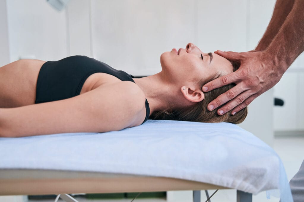 Masaje facial en Quiroesencia Granada para acompañar la sensación de fatiga