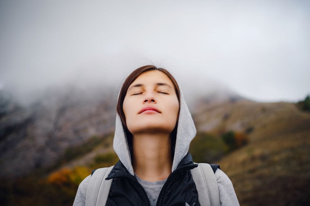 Ejercicio de respiración consciente para recuperar energía en días grises — Quiroesencia Granada