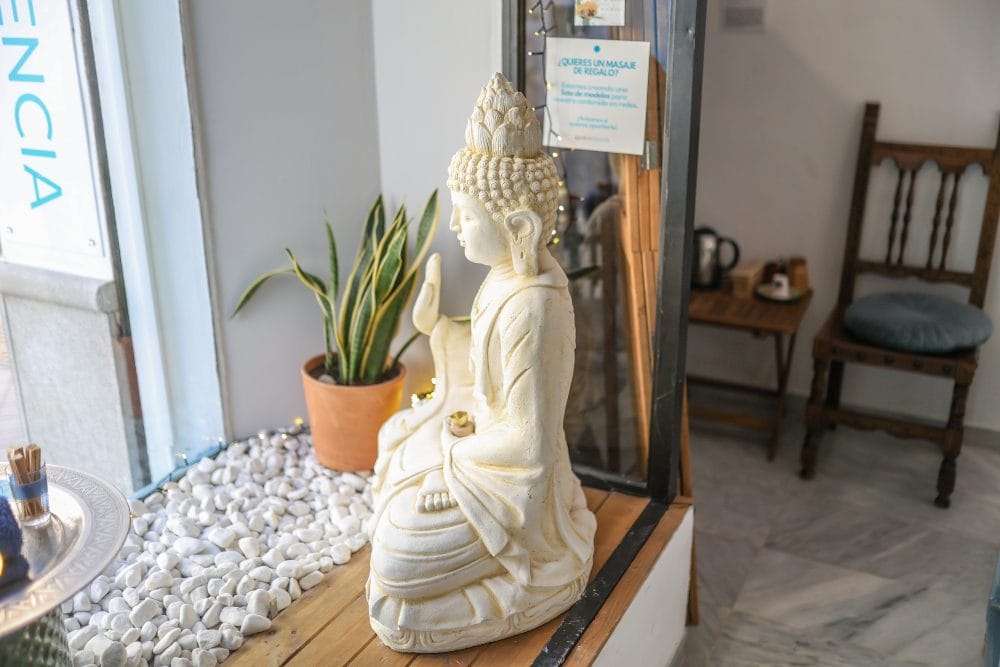 El equipo de Quiroesencia, centro de masaje y yoga en Granada centro