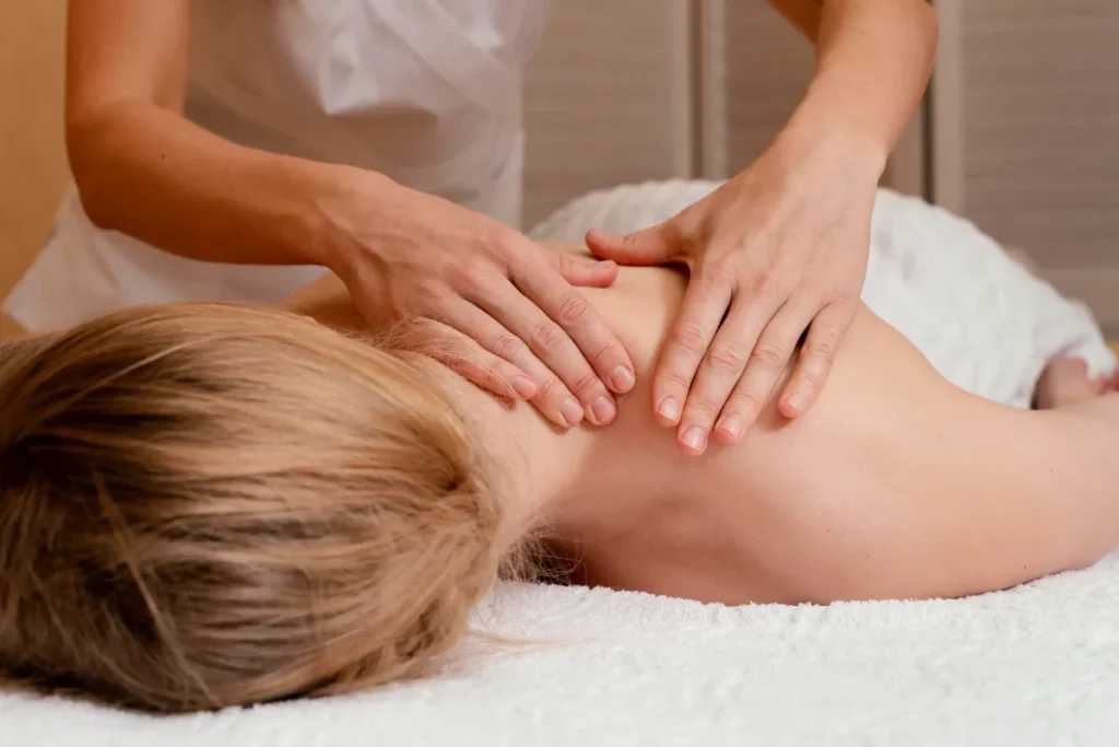 Masaje para aliviar la tensión cervical en Granada